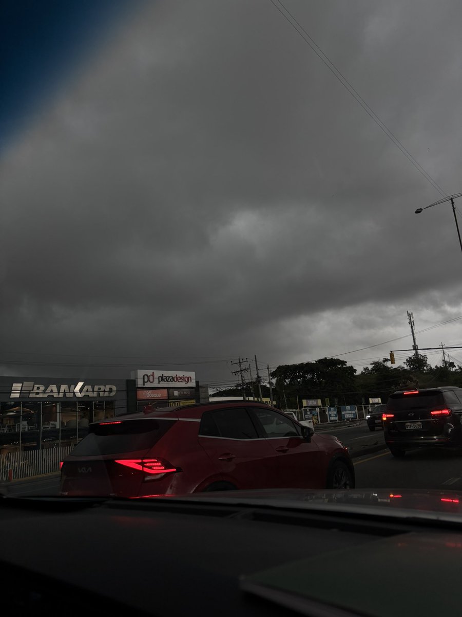 PauliMont's tweet photo. Los leo súper indignados por no tener las suficientes alertas metereológicas o acceso a información privilegiada, pero esta foto la tomé a la 230 pm y aún no comenzaba a llover. Creo que bastaba ver el cielo para saber que se venía la mega tormenta. https://t.co/O1igb8pD6v