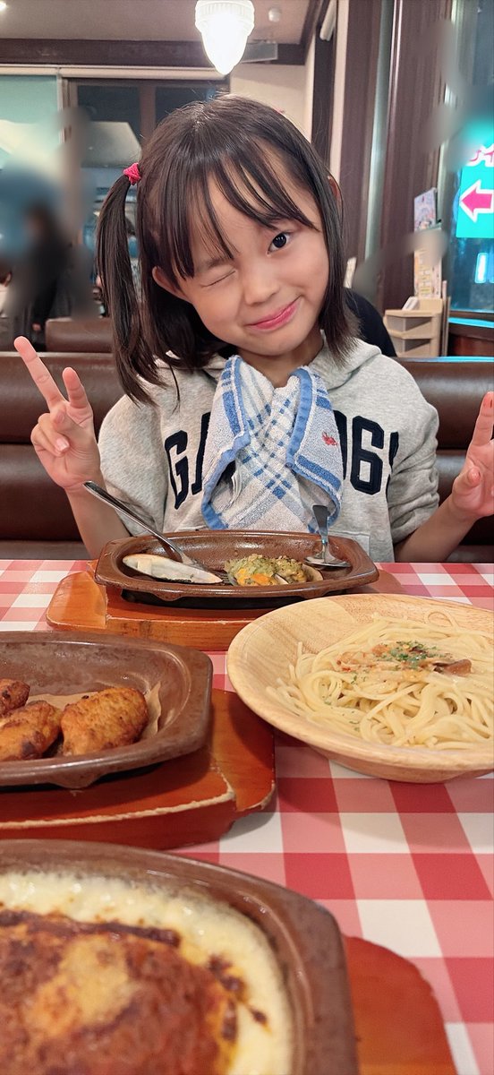 aya23668369837's tweet photo. 延期延期で、やーっと今日運動会できたよー
徒競走で1位になれた🥇
めっちゃ嬉しかった🥹💗

フラッグを使った表現演技もがんばったよ🚩
ピラミッドも上に乗ってがんばりました🔥
夜ごはんはご褒美のサイゼリヤ🍴
いっぱいがんばった後のごはんは最高💓
楽しい運動会になってよかった🥰 https://t.co/auL4A6CGRz