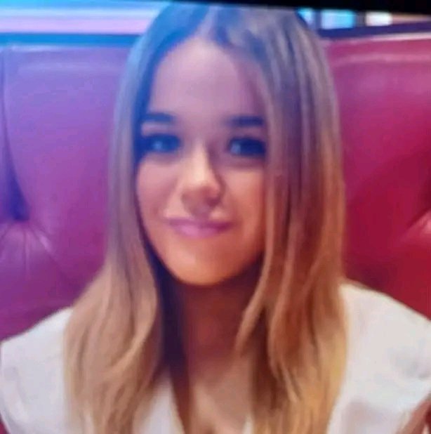 FreyjaBakke's tweet photo. Merseyside Police
MISSING | Have you seen 15-year-old Darcie Weightman from Netherton?
Darcie was last seen on Marian Square at around 10.30pm yesterday (Monday 26 October) and extensive enquiries are being carried out to find her.
She is described as 5ft 5in tall, of medium build, and has long brown hair with blonde streaks.
Darcie was last seen wearing cream pyjamas, a brown puffer jacket and cream trainers.
She is known to frequent Netherton, Bootle and Kirkby areas.