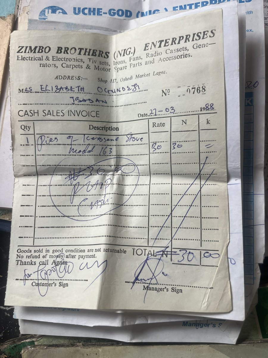 mavexsi's tweet photo. My Dad bought alot of things (gadgets, appliances) at ridiculous prices before the year I was born. Imagine buying ceiling fan for 3k and 3 yards of rug for 165 naira?😂😂 https://t.co/lbxoKsz13s