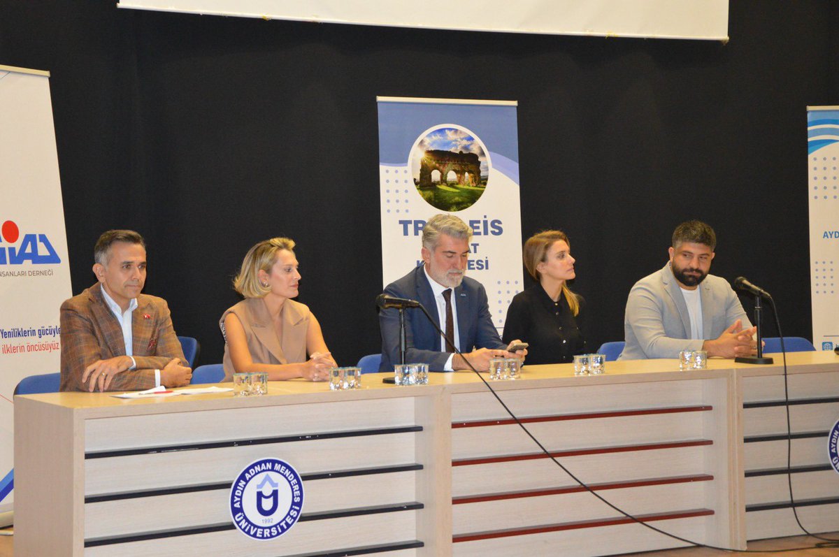 aygiad's tweet photo. Tralleis İktisat Kongresi gerçekleştirildi.
Kongrede moderatörlüğünü üyemiz Alp Ayaydın’ın yaptığı “5 Yol 5 Hikaye” başlıklı Panelde üyelerimiz Hakkı Gözlüklü, Taşkın Cerit, Cansu Öztürk, Duygu Damla Meltem ve Burak Antakyalıoğlu  deneyimlerini katılımcılarla paylaştı. https://t.co/gBKXjgGI1k