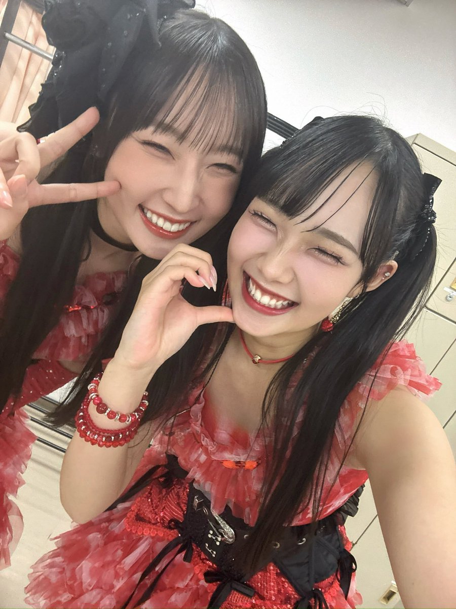 hibinjuice's tweet photo. 私にとっては先にもあとにも、りさちが最初で最後の推しになりますが（？）

りさちには、独占欲を掻き立てるわけじゃないけど、知る人ぞ知る存在でいて、大切にされててほしいなと思えて

るるちゃんはもっともっと大舞台で、日本を代表するアーティストになってほしいなって心の底から思っています https://t.co/34KR8IVrm6