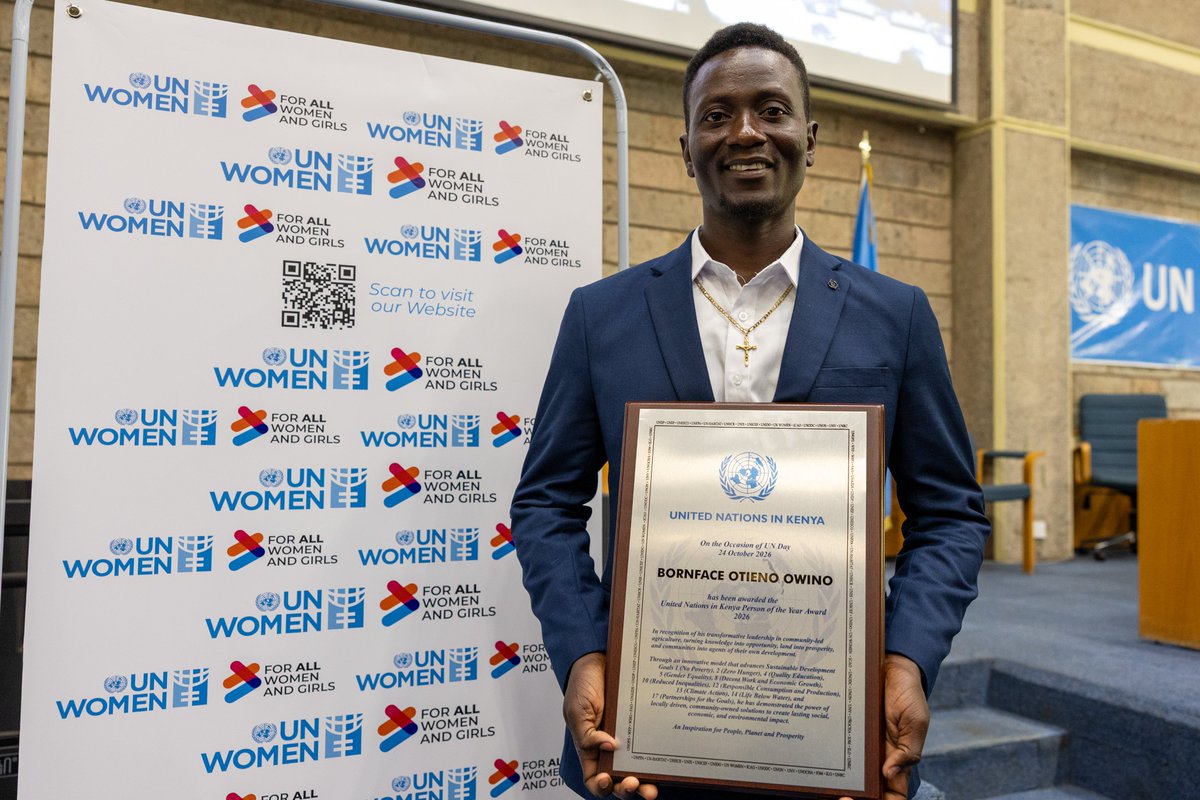 UNISNairobi's tweet photo. 🏆 Homa Bay farmer Bornface Owino is the 2026 #UNinKenya Person of the Year Award winner.

This is the first winner under 30 yrs old.

His climate-smart farm on the shores of Lake Victoria is now a training ground for farmers and young people across the region

#UNDay #UN81 #SDGs https://t.co/errjOFeypB