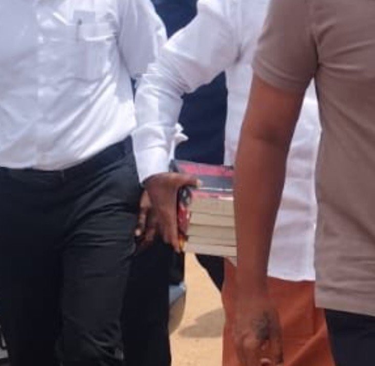 sansbarrier's tweet photo. உதவாநிதிக்கு அன்பில் மகேஷ் மேல செம கோவம் போல , நெஞ்சுக்கு பீதி 6 பாகங்களையும் சிறையில் இருக்கும் அன்பிலை படிக்க வைக்க கொண்டு  போறாரு , விசாரணை கைதிக்கு இப்படி ஒரு  தண்டனையா https://t.co/pk2vzb9oOz