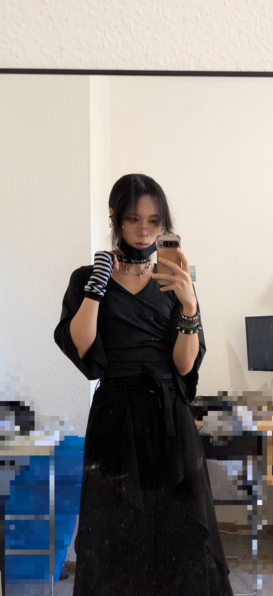 koeri0721's tweet photo. OOTD

平时穿搭是走轻亚，万圣节想搞重哥特妆容，手残党现在正在紧急开发烟熏妆... https://t.co/q0nw4ZSsZ0