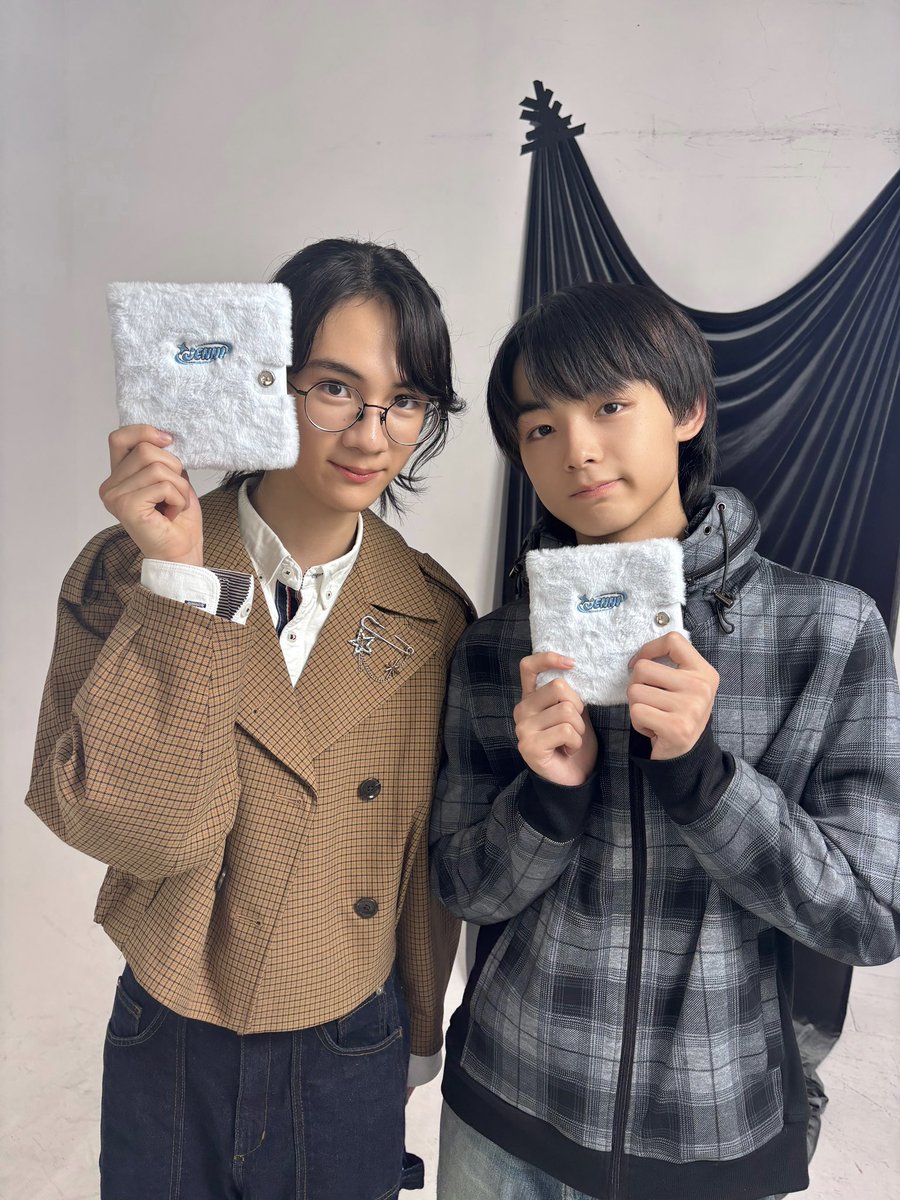 nicopuchi_info's tweet photo. ／
ニコ☆プチ秋号好評発売中❣️🍂✨
＼

ふろくは人気ブランド
JENNIのふわもこシール帳🫧📓☁️

メン㋲のケイ＆リヒトが
ミリョクを解説😎❣️❣️

動画をチェック👀✨
🎥 https://t.co/7kwSSXDy3x

#ニコプチ
#江口慶
#三戸琳仁 #iiONDO #EBiDAN https://t.co/fiPrDyT2up