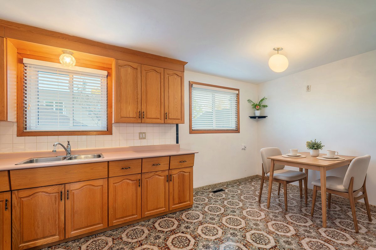 360virtual's tweet photo. Fully detached move-in ready 3 bedroom home with a 2nd lower kitchen, steps up from Royal York &amp; Queensway on a 126ft. deep lot with a detached garage.

$1,155,000 | MLS W14116126

#VirtualStaging #DetachedHomes #EtobicokeHomes #TorontoHomes #RealEstatePhotography https://t.co/YueJTAVBxW