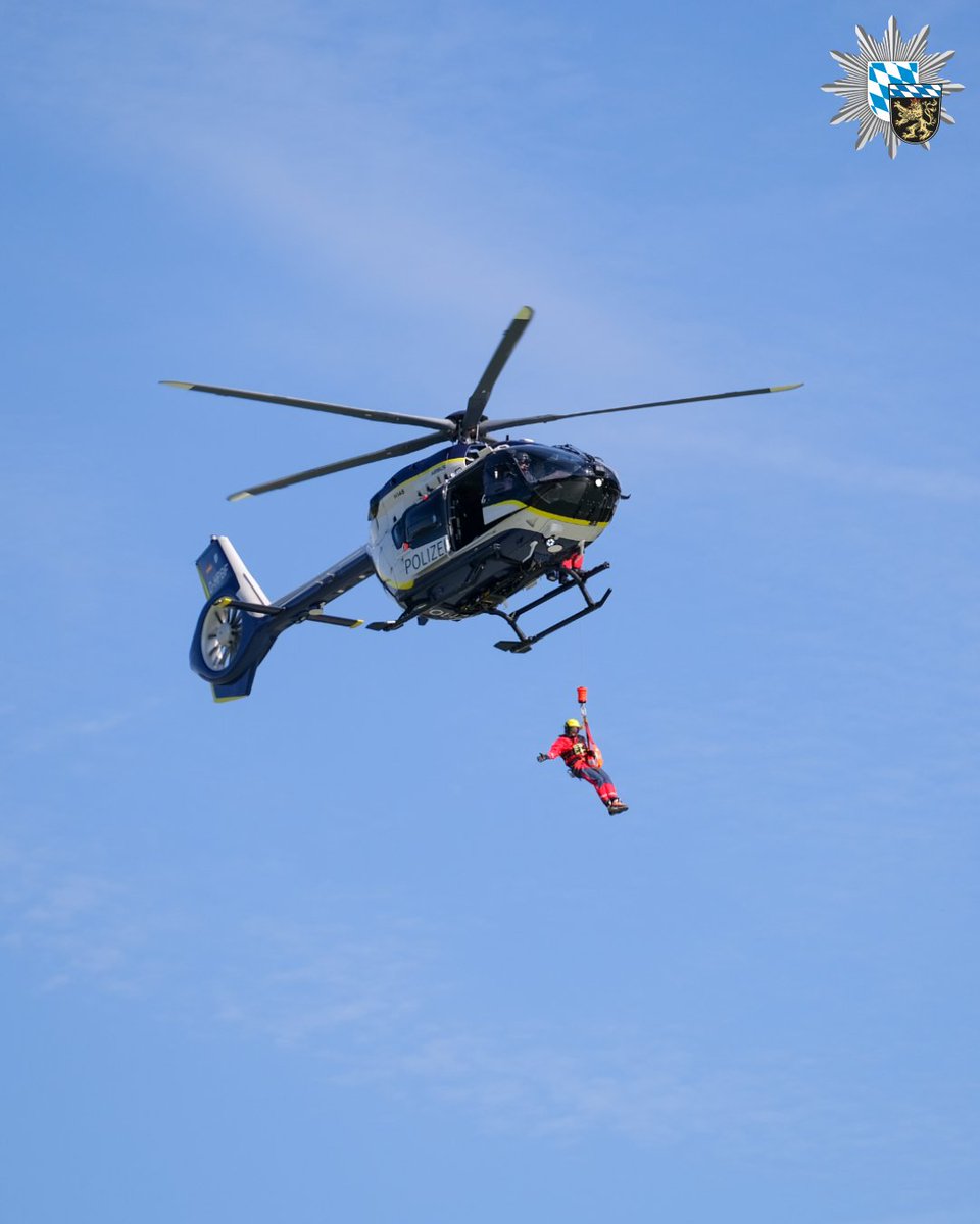 polizeiOBS's tweet photo. Unsere Kollegen von der #AlpinenEinsatzgruppe und der #Hubschrauberstaffel trainierten gemeinsam mit Bergwacht, DLRG sowie Wasserwacht die Rettung von Personen aus Fließgewässern.
Das Training unter realitätsnahen Bedingungen ist die optimale Vorbereitung für den Ernstfall. https://t.co/YAFMHhTsDK
