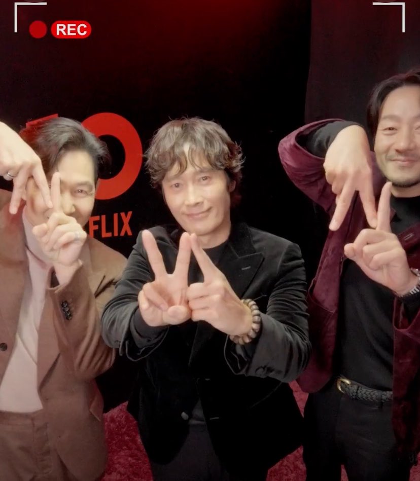iveswings's tweet photo. haesoo and ljj doing the netflix ‘N’ perfectly and here comes mr. ✌️☝️ https://t.co/uDfAqZFoI0