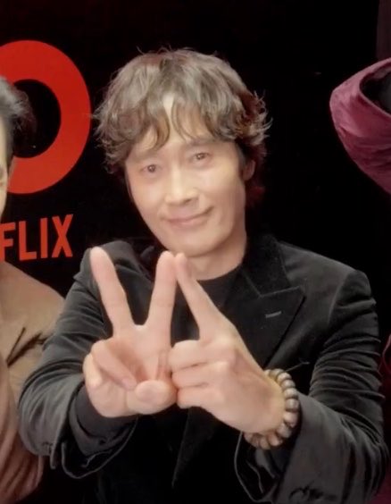 iveswings's tweet photo. haesoo and ljj doing the netflix ‘N’ perfectly and here comes mr. ✌️☝️ https://t.co/uDfAqZFoI0
