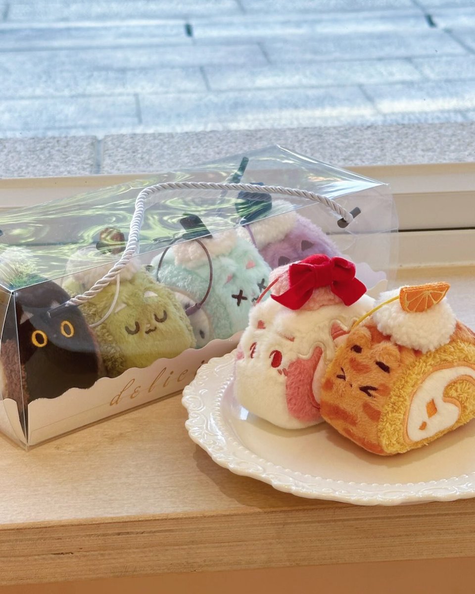 cheirlotte's tweet photo. GAK NYANGKA.. NEMU BAG CHARM SWISS ROLL CAT YANG GEMES BANGET https://t.co/pSlgNtskeu