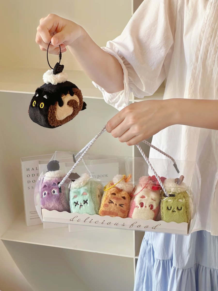 cheirlotte's tweet photo. GAK NYANGKA.. NEMU BAG CHARM SWISS ROLL CAT YANG GEMES BANGET https://t.co/pSlgNtskeu