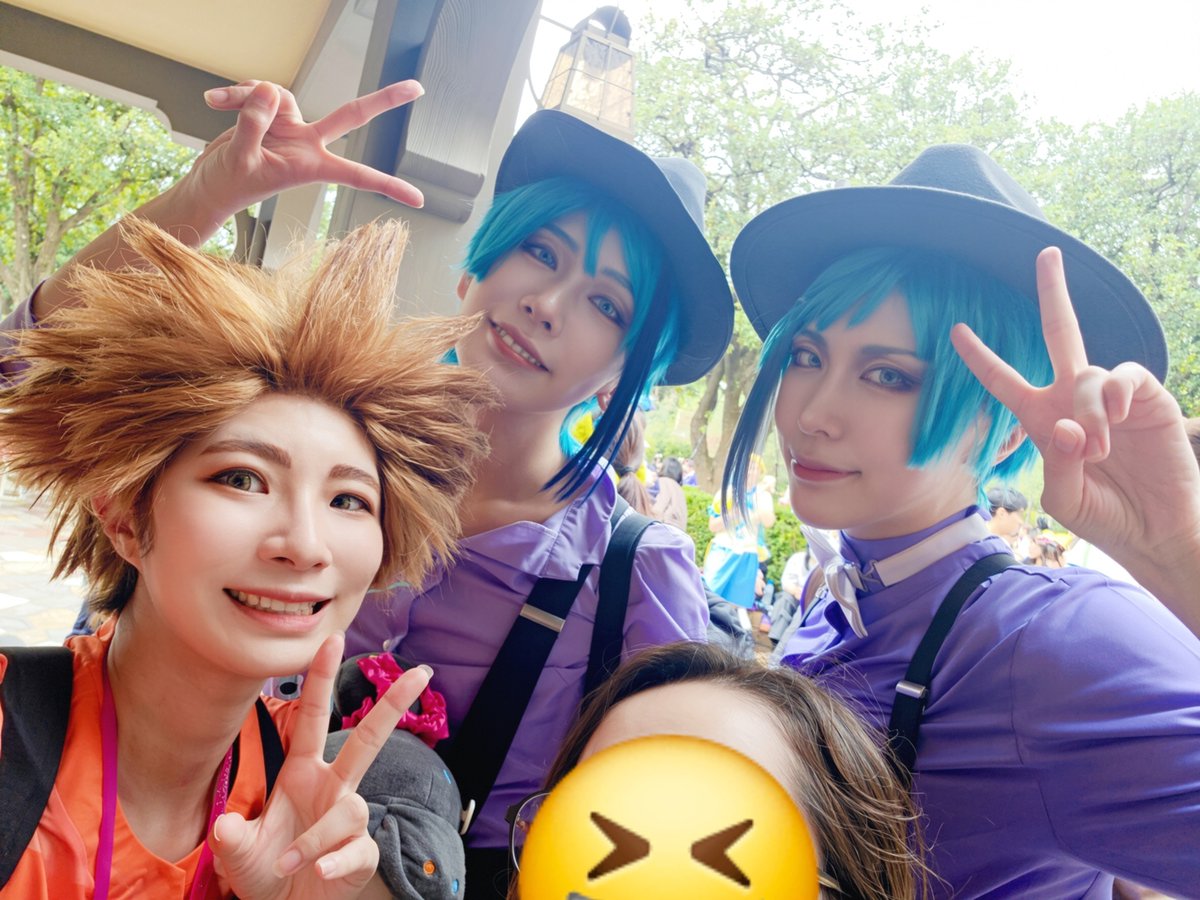 hrw_dt_cm's tweet photo. 日曜会えたれいさんとりとさん！！と木ノ子さん！(絵師さんなのでお顔伏せます)トルバ並んでて前にめっちゃいい背中のリーチ兄弟おるな～！！と思ってたられいさん達だったwww一緒に乾杯嬉しかった！木ノ子さんも一緒に遊んでくれてありがとう！

#Dハロ仮装2026
#Dハロツイステ https://t.co/xj2R0j99e8