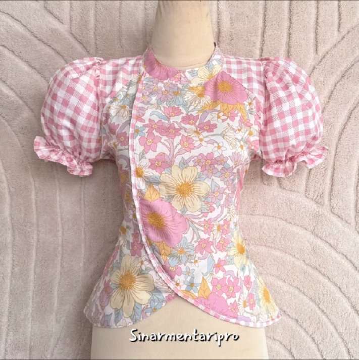 yoliesun's tweet photo. Nemuin atasan floral vintage yang keliatan manis banget buat piknik atau nge-date 💐🎀 https://t.co/3UdxeeFJej