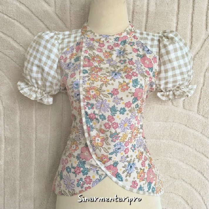 yoliesun's tweet photo. Nemuin atasan floral vintage yang keliatan manis banget buat piknik atau nge-date 💐🎀 https://t.co/3UdxeeFJej