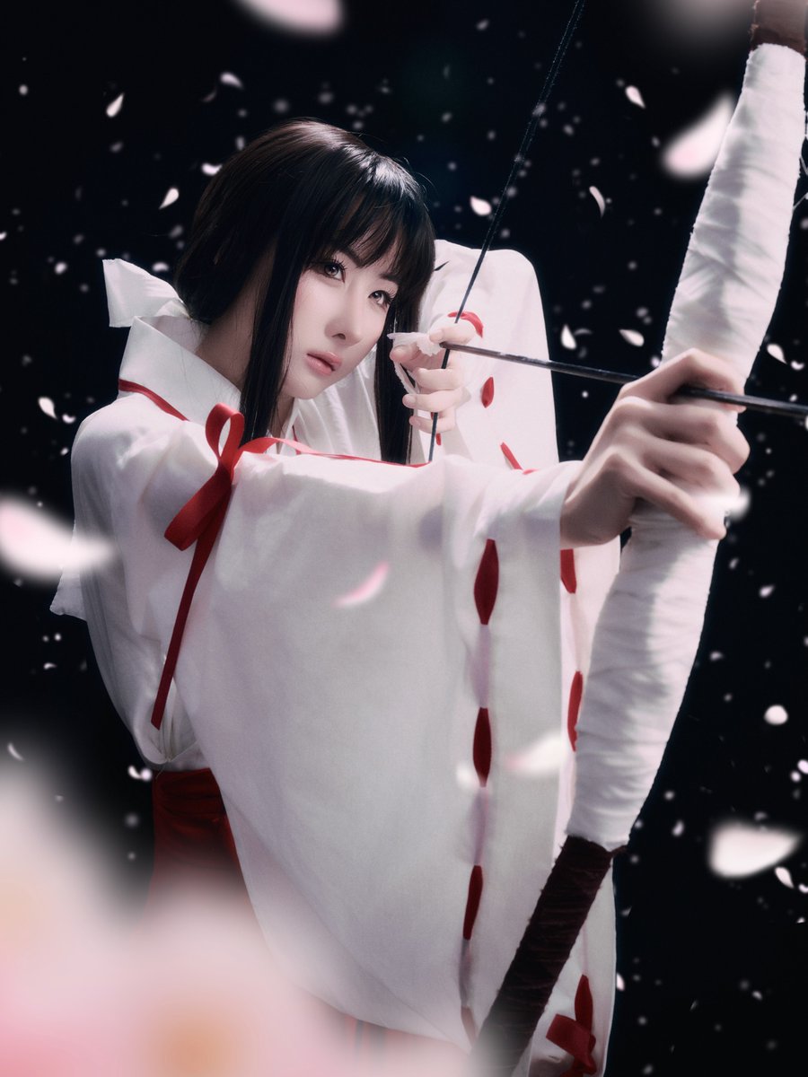 CineFocu's tweet photo. Yoko Apasra as Kikyo looks straight out of a masterpiece! https://t.co/UHjx9bwAhj
