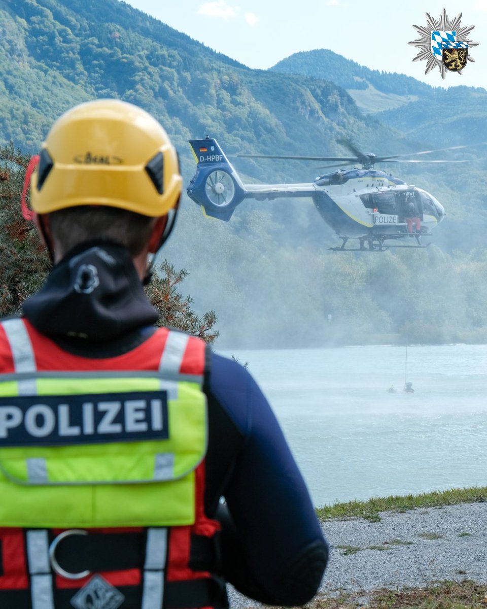 polizeiOBS's tweet photo. Unsere Kollegen von der #AlpinenEinsatzgruppe und der #Hubschrauberstaffel trainierten gemeinsam mit Bergwacht, DLRG sowie Wasserwacht die Rettung von Personen aus Fließgewässern.
Das Training unter realitätsnahen Bedingungen ist die optimale Vorbereitung für den Ernstfall. https://t.co/YAFMHhTsDK