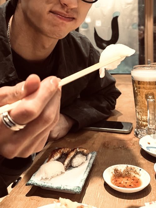 glamouurfati's tweet photo. ᅠ ⠀

a table for two, 
cheeks full of sushi 🥢 nom nom .⋆ﾟ

ᅠ ⠀ https://t.co/1iySEf2Nbx