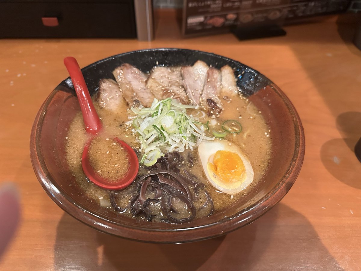 HSIkugyu's tweet photo. 焙煎胡麻味噌ラーメンらしいが、胡麻の香りもせず、味噌の風味もしない。

スープはコクがなく、色がついたお湯みたい。

もう食べることはないかな、一食損した気分。

食ってる最中、マジで『味付け間違ってません？』って言いそうになった。

店員も態度悪しい、空いてた理由がわかったよ https://t.co/HsFJJLiKRO