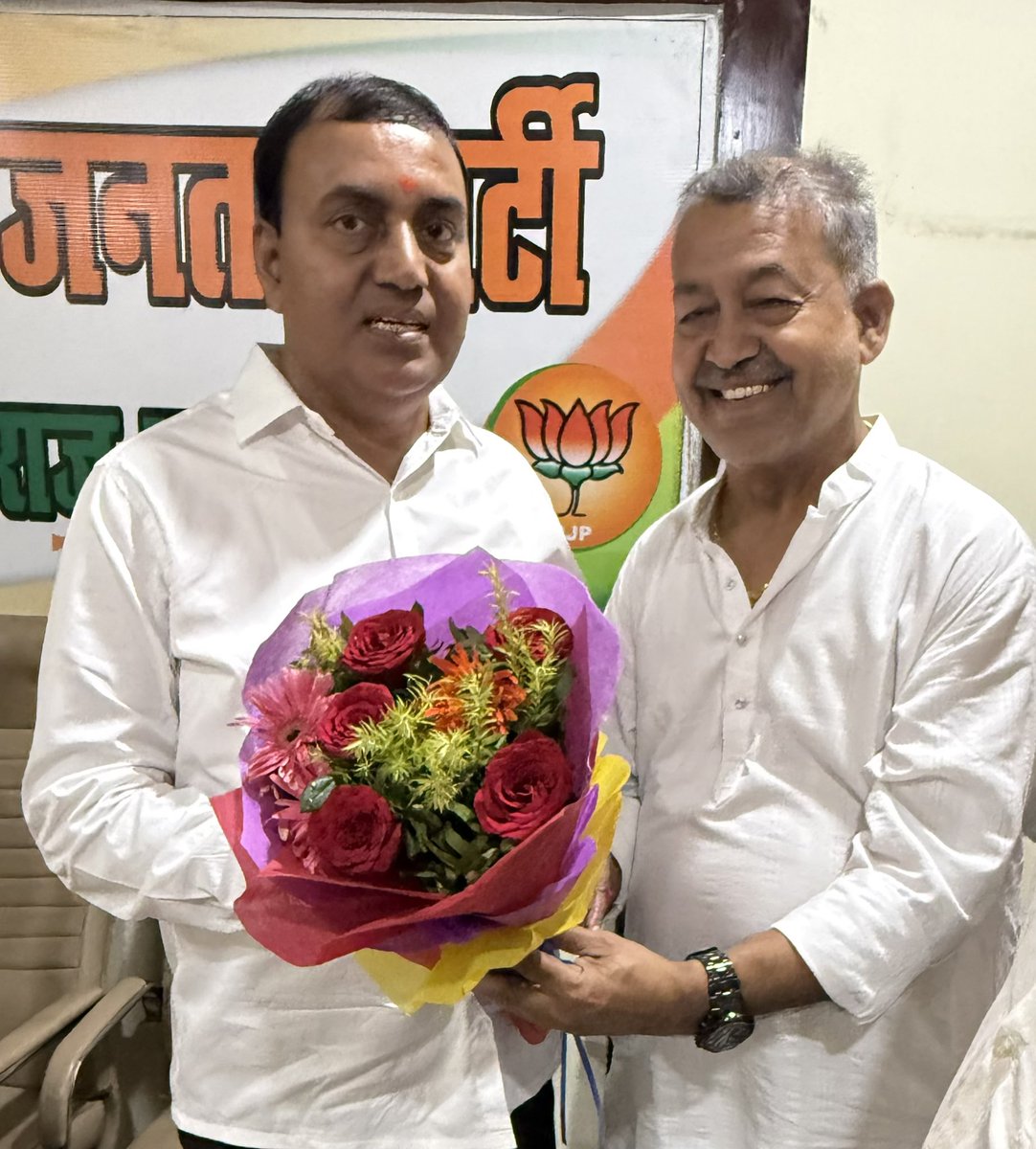 ManojKu37134155's tweet photo. आज दिनांक 27/10/2026 को भाजपा कार्यालय सिविल लाइंस प्रयागराज में काशी क्षेत्र के क्षेत्रीय अध्यक्ष “श्री अशोक चौरसिया जी” से स्नेहिल मुलाकात हुई और 2027 के विधानसभा चुनाव को लेकर उनका मार्गदर्शन प्राप्त हुआ ।
#ashokchaurasiya https://t.co/X81FDb4wyD
