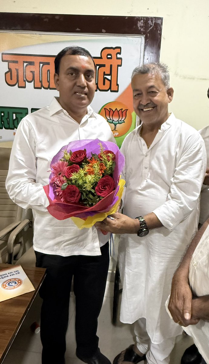 ManojKu37134155's tweet photo. आज दिनांक 27/10/2026 को भाजपा कार्यालय सिविल लाइंस प्रयागराज में काशी क्षेत्र के क्षेत्रीय अध्यक्ष “श्री अशोक चौरसिया जी” से स्नेहिल मुलाकात हुई और 2027 के विधानसभा चुनाव को लेकर उनका मार्गदर्शन प्राप्त हुआ ।
#ashokchaurasiya https://t.co/X81FDb4wyD