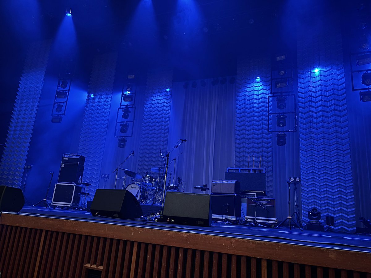ike_BiSH_clean's tweet photo. 今までで最も近くで
パフォーマンス観たけど
#アイナジエンド ってスゴいな!!
圧倒されて楽しかった!!

#羊文学 は寡黙なベースさんと
声の高低や透明度が自由自在な
ボーカルさん
知ってる曲は1-2曲だけだったけど
世界観あって引き込まれました!!

2組ともありがとう!!
#SOUNDCONNECTION https://t.co/DJ0NZQaxes