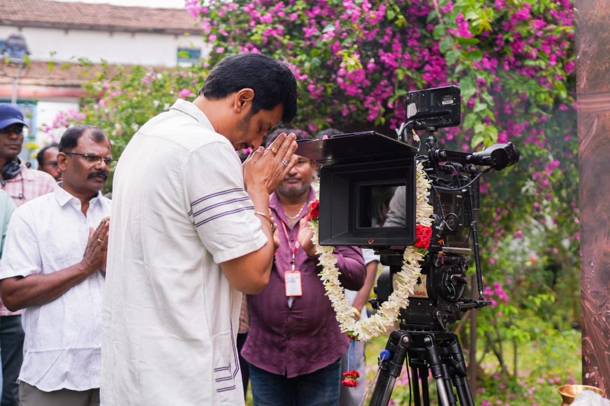 DoneChannel1's tweet photo. Hey Magaaa…

The journey of #Jiiva49 begins on an auspicious note with a special pooja ceremony! 

@PassionStudios_ × @SupergoodStud ✨

@JiivaOfficial #MuhammadMusthafa @NimishaSajayan #AngelMaria @vinireloaded @DoneChannel1 @SureshChandraa @AbdulNassarOffl @KvMothi @Decoffl_ https://t.co/gKlNFkc1py