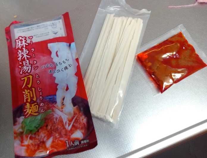 digitalnebuta's tweet photo. 刀削麺　麻辣湯

ダイソーで刀削麺100円が売っていたので買ってきた
軽く2人前
ペラペラのきしめんのような感じ　ゴマダレスープ付き

肉団子、ニラもやし、シメジ、きざみ油揚げ
鶏ガラスープ、ごま油、胡麻ドレッシング追加、豆板醤

かなりお店の味　美味かった😋😋😋 https://t.co/CsNgIcTVDi