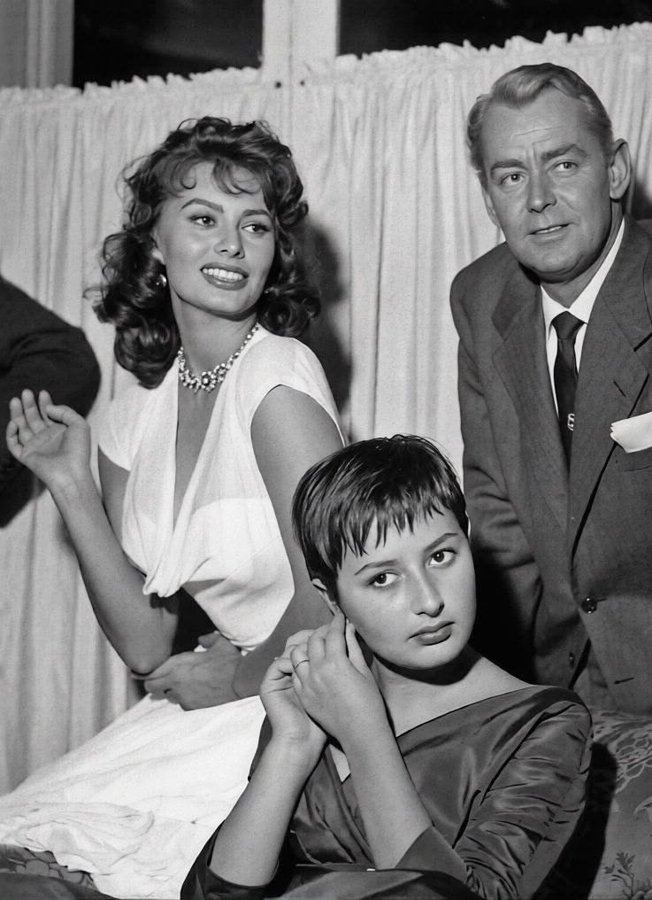 distractedfilm's tweet photo. Pretty Fine.  

Sophia Loren, her sister Maria and Alan Ladd.

cu https://t.co/YsDHTfUkku