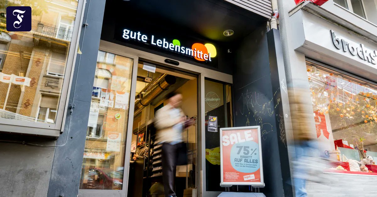 faznet's tweet photo. Kräuterlikör und Kartoffeln im Glas – viel mehr ist in den Frankfurter Tegut-Märkten, die von Edeka übernommen werden, nicht mehr übrig. Noch diese Woche läuft der Ausverkauf, dann kommen die Maler. https://t.co/NEDjelccYU https://t.co/lV4zpfW3WQ