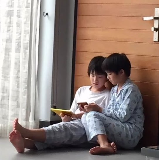 darlingzip's tweet photo. 🏒 : เอลันดอร์เล่นได้นะภีม ภีมไล่ได้เลยสองตัวนั้นไม่มีดาเมจ

🏒(👶🏻) : ได้ ๆ ๆ https://t.co/8SmiGv11jE