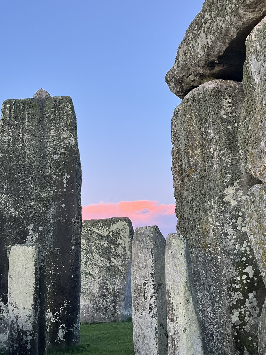 ST0NEHENGE's tweet photo. Sunrise at Stonehenge today (27th October) was at 6.47am, sunset is at 4.50pm 🌤️ https://t.co/S4ydry5cwB