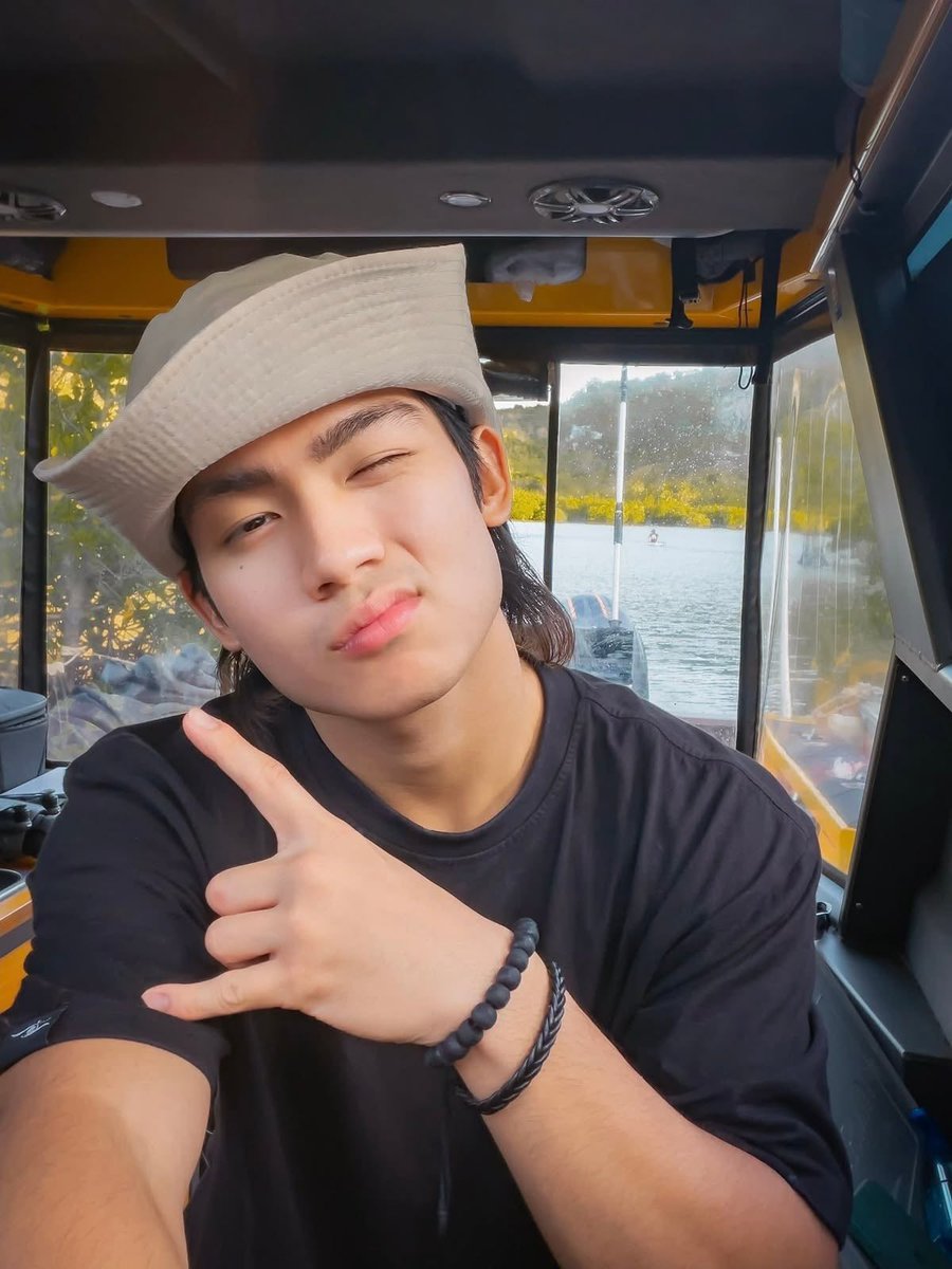 raraverse_'s tweet photo. jeolee au.

jeo, a wanderlust probinsyanong heredero, and gehlee, that kikay, conyo, city girl with a dream and a bucketlist.

JEOLEE Closer TUEgether
#JeoLee #JEO #GEHLEE https://t.co/yOMgihO6BF