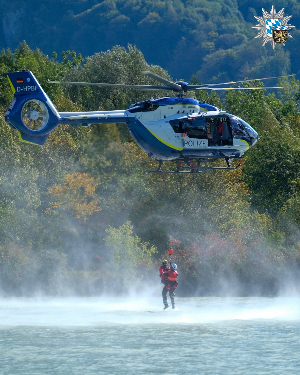 polizeiOBS's tweet photo. Unsere Kollegen von der #AlpinenEinsatzgruppe und der #Hubschrauberstaffel trainierten gemeinsam mit Bergwacht, DLRG sowie Wasserwacht die Rettung von Personen aus Fließgewässern.
Das Training unter realitätsnahen Bedingungen ist die optimale Vorbereitung für den Ernstfall. https://t.co/YAFMHhTsDK