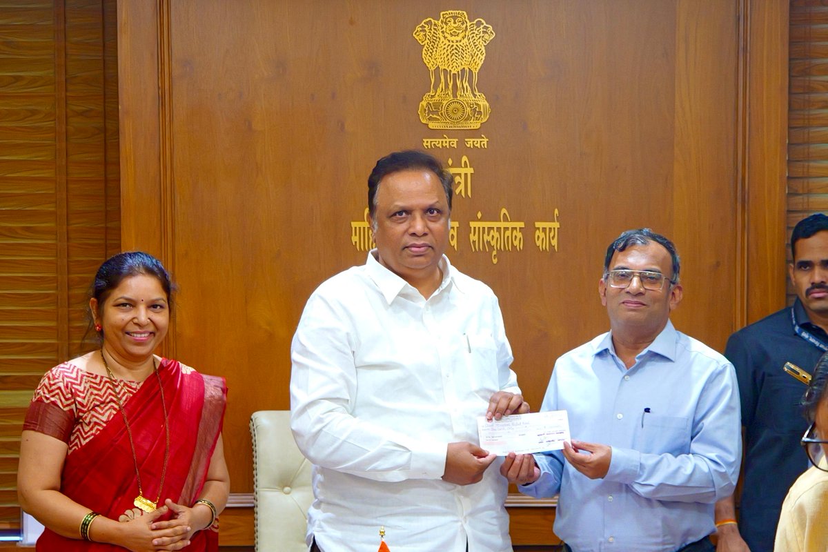 ShelarAshish's tweet photo. कला आणि सामाजिक बांधिलकीचा सुंदर संगम! 

राज्यातील दुष्काळग्रस्त बळीराजाच्या मदतीसाठी आम्ही केलेल्या आवाहनाला प्रतिसाद देत, पु. ल. देशपांडे महाराष्ट्र कला अकादमीत लावणी कलावंत महासंघाच्या वतीने आयोजित पहिल्याच लावण्यसोहळ्यानंतर लावणी कलावंत कविता घडशी, आकांक्षा कदम, विद्या सदाफुले, गौरी जाधव, मोना गावडे, वर्षा दर्पे आणि हर्षला राऊत यांच्यासह इतर कलाकारांनी अधिकाऱ्यांकडे दिलेला ₹१ लाख रुपयांचा मुख्यमंत्री सहाय्यता निधीचा धनादेश आज माझ्याकडे सुपूर्द करण्यात आला. आपल्या कलेच्या माध्यमातून संकटकाळात शेतकऱ्यांच्या पाठीशी खंबीरपणे उभ्या राहणाऱ्या या सर्व संवेदनशील लावणी कलावंतांचे मनःपूर्वक आभार!

#LavaniArtists #FarmersSupport #CMReliefFund #Maharashtra #AshishShelar