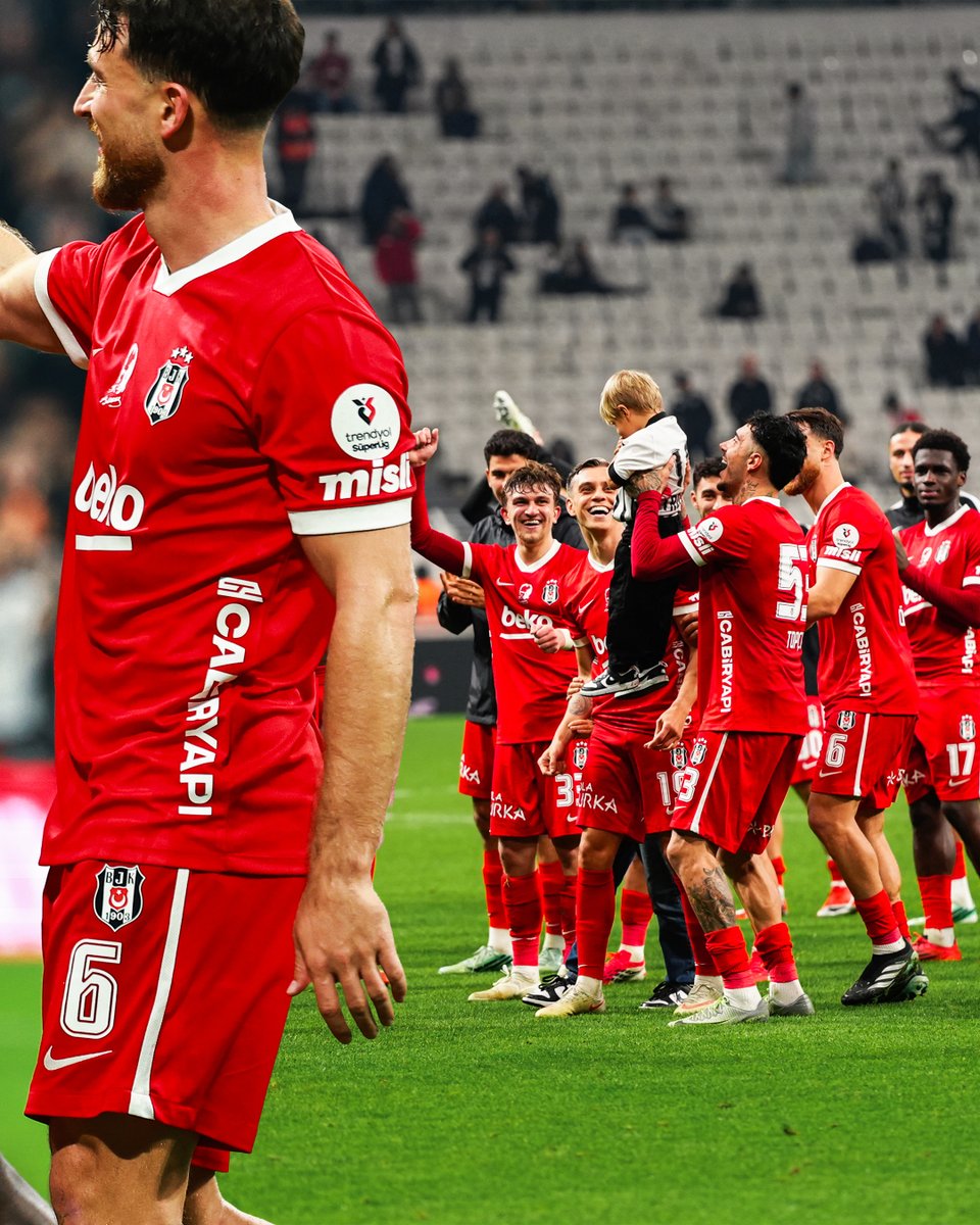 Besiktas's tweet photo. İstanbul Başakşehir FK galibiyetinden kareler. 🦅 https://t.co/0n9ucWLzK9