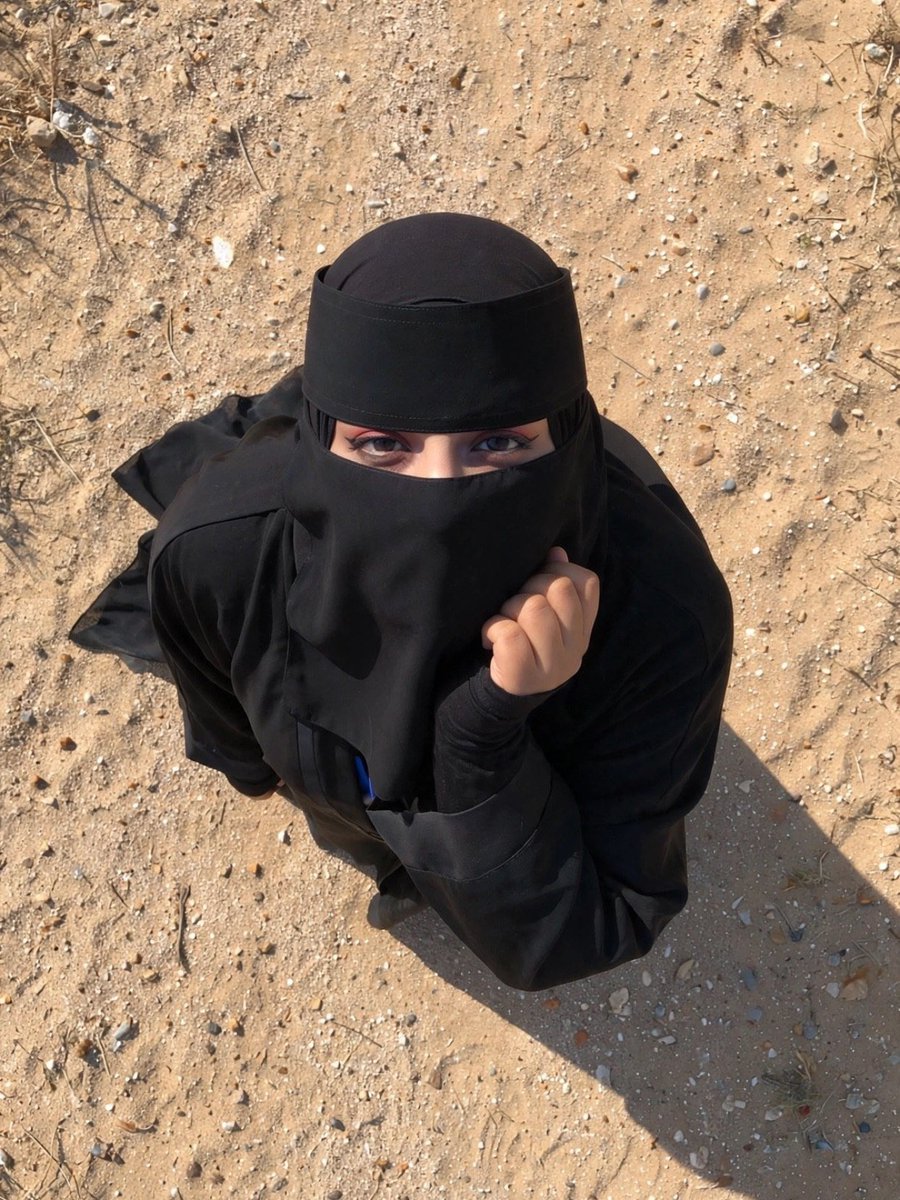 hntxjx's tweet photo. متداول الان 

بنت سعوديه توثق لحضه طلوعها معا السواق الهندي ع البر 

والله جمال بنت المملكه خلاب 🧐 https://t.co/tFsNb9xlkA