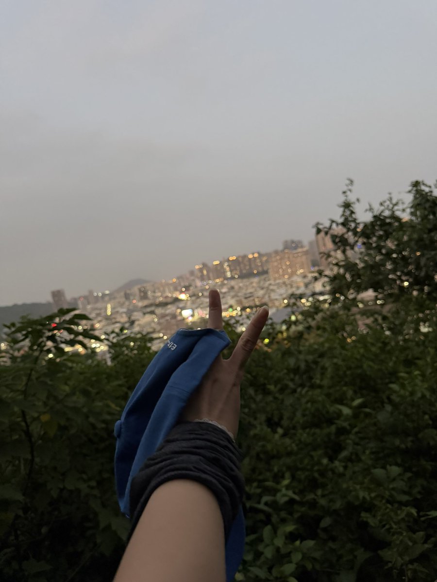 Nanaooobb's tweet photo. 從早爬到晚⛰️
這也是每次回高雄的必備行程の一
今天的猴猴異常的多 但我一點也不怕
我有樹枝武器 去去武器走！
今天也穿NB的襪襪湊一套🤍

#原味 #戀足 #襪控 #爬山愛好者 #爬山の襪 https://t.co/OT5zKWQBY2