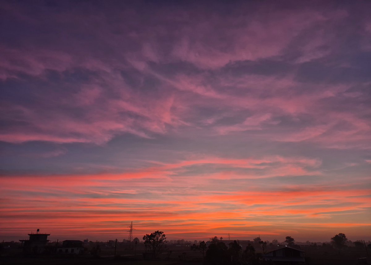 _awallflowerr_'s tweet photo. twilight came with a pink sky. the usual evening felt a lil more special. the sky looked very prettyy, and my heartt felt good https://t.co/6LESE9Qh1H