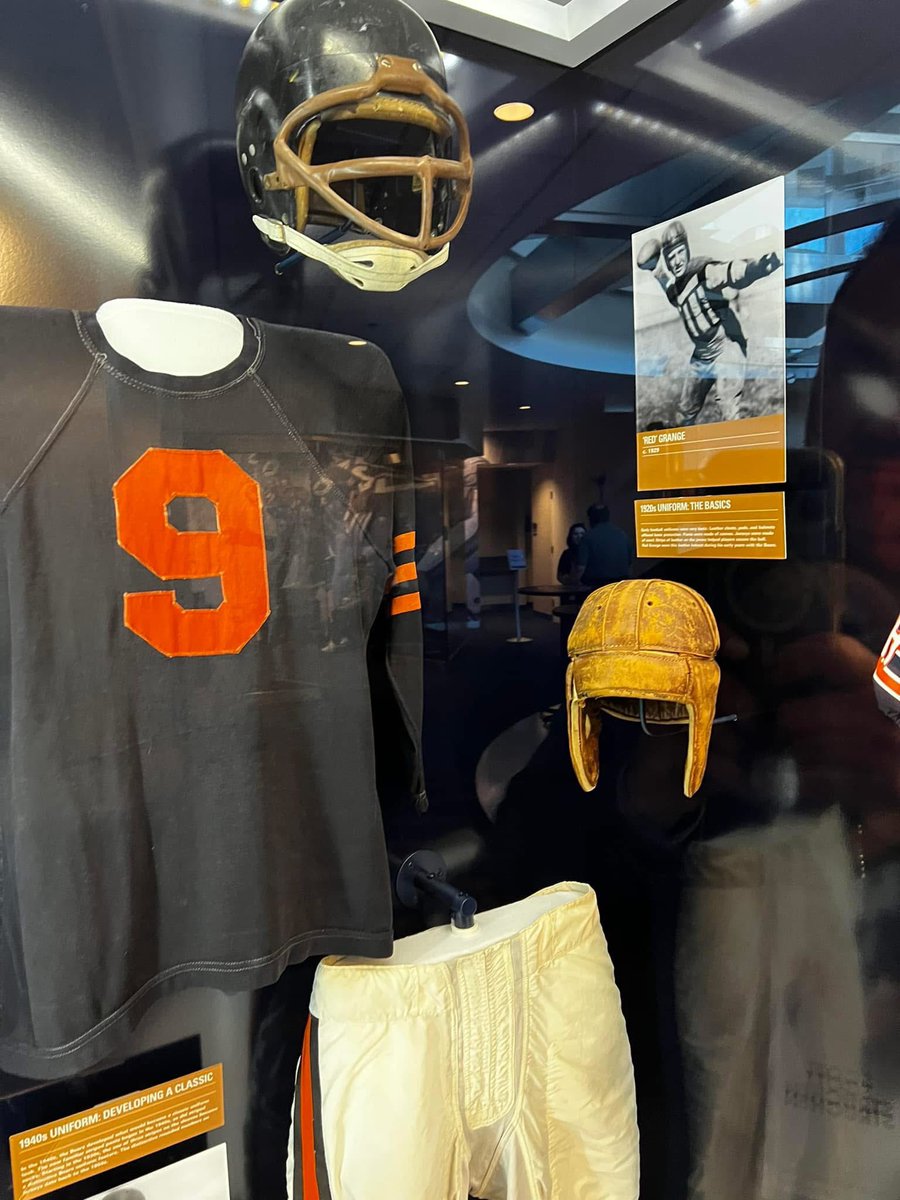 creamsleeve's tweet photo. Gooood Morning Chicago!!  Happy Tuesday Bears fans!

Busy day for the custodial crew today. We’ll be doing floors and windows. No streaks or smudges. 

Less than a week until Bears football is back. Looking forward to this weeks press conferences and injury reports. If we can get a win Monday night we are going to be riding so high. Tough task though, need to execute. 

Last nights Monday game was a little better than expected. Don’t even want to watch the World Series anymore. Screw the brewers. Bulls also were awful last night but I’m digging Caleb Wilson. Growing pains. 

Happy birthday to Bill George!

Full moon last night had me feeling freaky. 

Remember when the packers lost Sunday?

Let’s rock and roll. Have a great day today. Work hard.  Get your exercise in, candy is coming this weekend. 

- cream