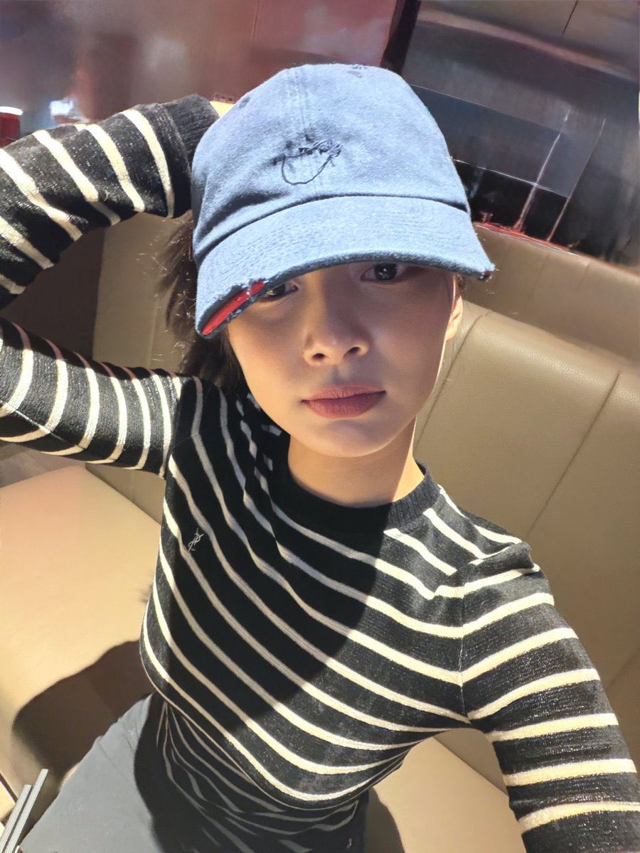 twice_closet's tweet photo. #쯔위 

261027 쯔위 Bubble 

브랜드: Saint Laurent
제품명: STRIPED MONOGRAM SWEATER IN RIBBED VELVET JERSEY

#트와이스 #TWICE #쯔위 #TZUYU #트와이스패션 #ツウィ #니트 #생로랑 https://t.co/sw3tN20hni