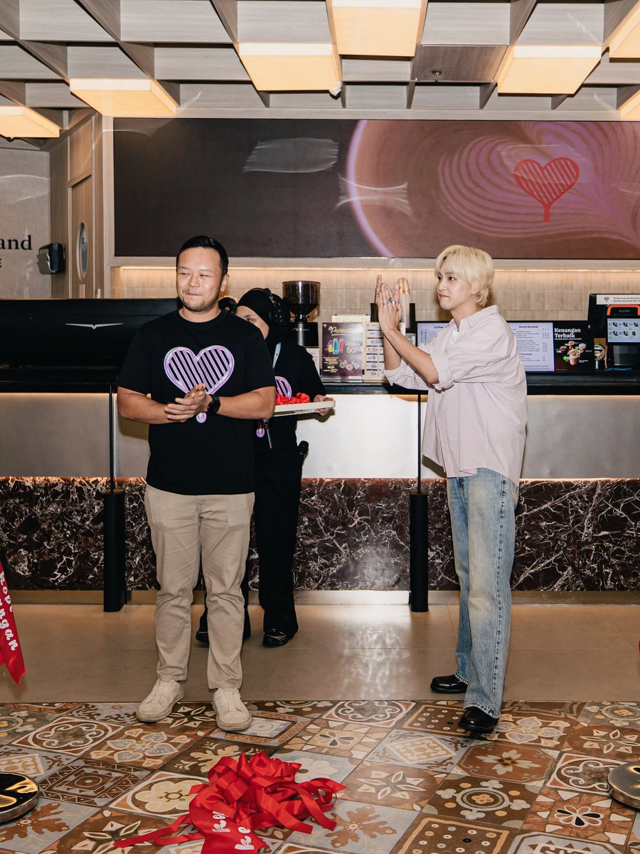sunhaefs's tweet photo. BRAND AMBASSADOR HAECHAN WITH CEO KOPI KENANGAN 💜

#해찬 #HAECHAN
#KopiKenanganxNCTHAECHAN https://t.co/ZZHlWHPUFG