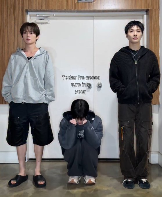 yup_ppi's tweet photo. 🦊형은 승믽이형 안 좋아하잖아
🐰어 근데 쟤는 나 좋아해
뭐라는 거야 진짜 처싸우는 이복형제 이린오 양정왼과
아 십알... 나가서 싸워 고양이 새끼들아 귀막는 김승님 https://t.co/LLWinPyNtb