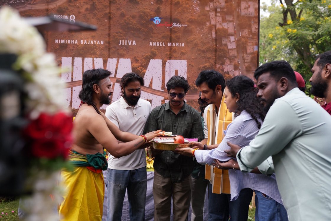 Saravanaspb's tweet photo. Hey Magaaa…

The journey of #Jiiva49 begins on an auspicious note with a special pooja ceremony! 

@PassionStudios_ × @SupergoodStud ✨

@JiivaOfficial #MuhammadMusthafa @NimishaSajayan #AngelMaria @vinireloaded @DoneChannel1 @SureshChandraa @AbdulNassarOffl @KvMothi @Decoffl_ https://t.co/QY1GM7SE16