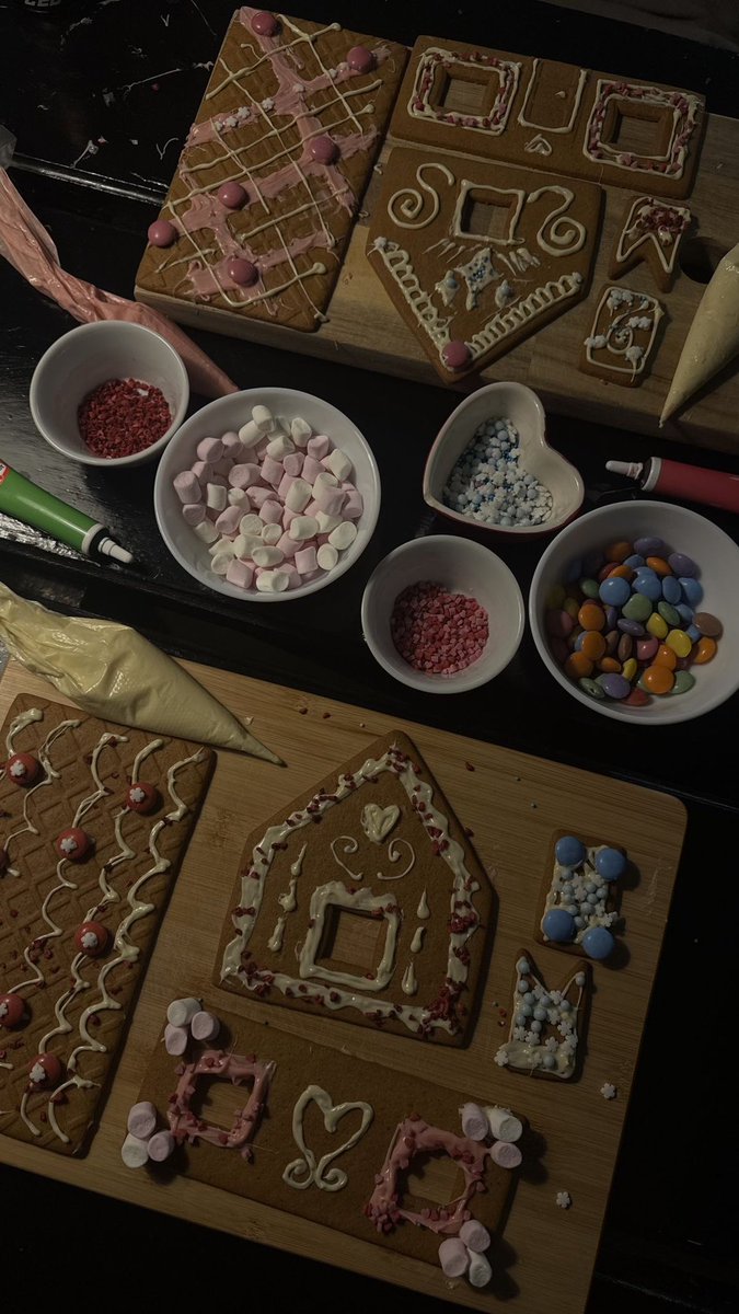 bossbabejass's tweet photo. Gingerbread House Date Nights 😍 >>>>>> https://t.co/H5RTvw4G7W