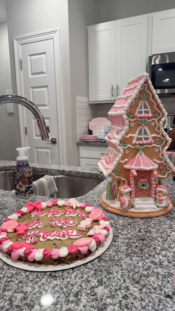 bossbabejass's tweet photo. Gingerbread House Date Nights 😍 >>>>>> https://t.co/H5RTvw4G7W
