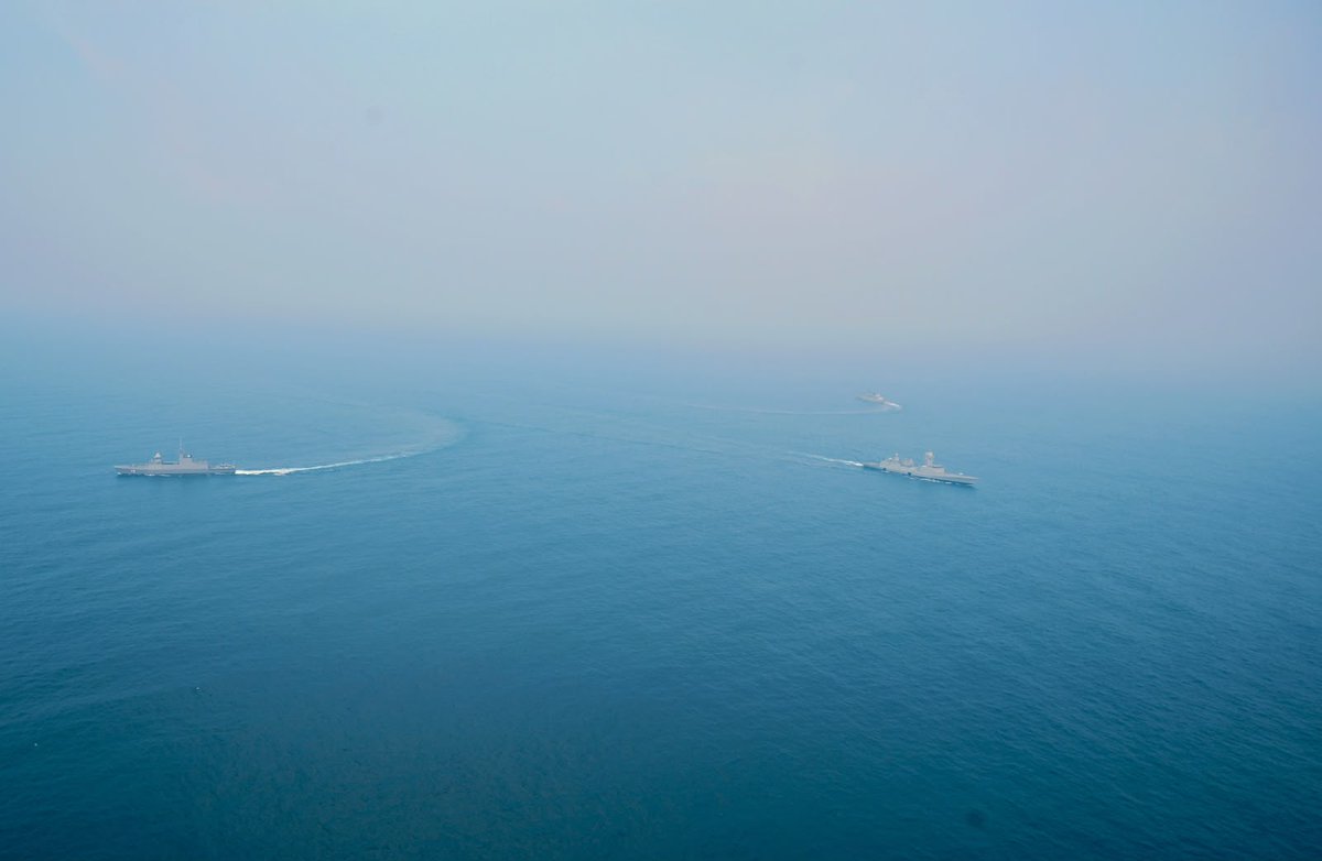 IndiaDefWire's tweet photo. The 33rd edition of SIMBEX, the India-Singapore maritime exercise, concluded at Visakhapatnam on Monday after a sea phase in the Bay of Bengal.

INS Nilgiri and INS Kamorta sailed with Singapore's frigate RSS Supreme for anti-submarine, anti-air and anti-surface drills, backed by P-8I, Dornier, Hawk and MH-60R aircraft.

@indiannavy @SpokespersonMoD

#SIMBEX2026 #IndiaSingapore