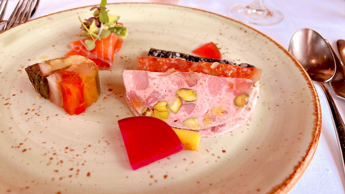 aoi_70's tweet photo. これは友達の誕生日祝いに行ったランチ。どれも美味しかったけど、デザートが特に。アールグレイのクリームやゼリーとマスカットが意外に合う。 https://t.co/fS2JR3qgbv