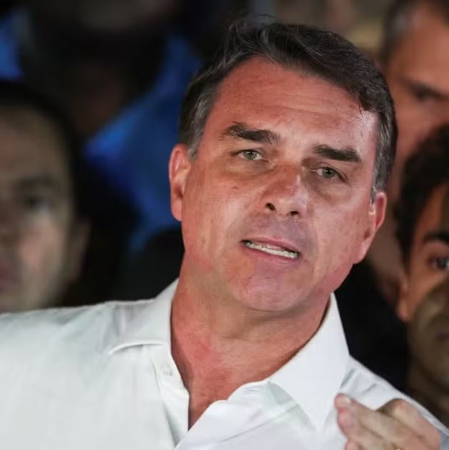 stagepopbr's tweet photo. 🚨 Aliados e advogados de Flávio Bolsonaro tentam falar com o senador desde o início da manhã desta terça-feira (27), mas, até as 9h30, ninguém havia conseguido contato, segundo Metrópoles.

Segundo relatos, as últimas conversas com Flávio ocorreram na segunda-feira (26). A falta de comunicação acontece em meio a informações ainda não confirmadas sobre uma possível saída do senador do Brasil.