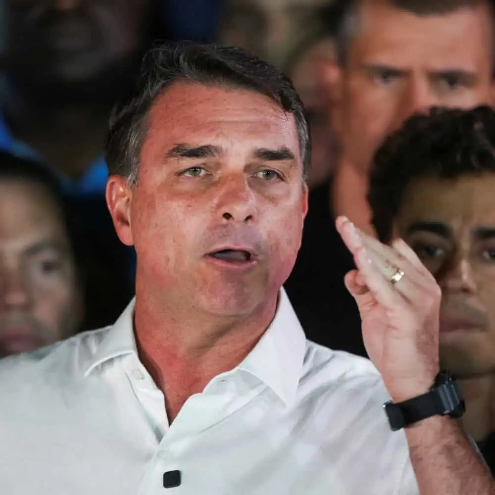 stagepopbr's tweet photo. 🚨 Aliados e advogados de Flávio Bolsonaro tentam falar com o senador desde o início da manhã desta terça-feira (27), mas, até as 9h30, ninguém havia conseguido contato, segundo Metrópoles.

Segundo relatos, as últimas conversas com Flávio ocorreram na segunda-feira (26). A falta de comunicação acontece em meio a informações ainda não confirmadas sobre uma possível saída do senador do Brasil.